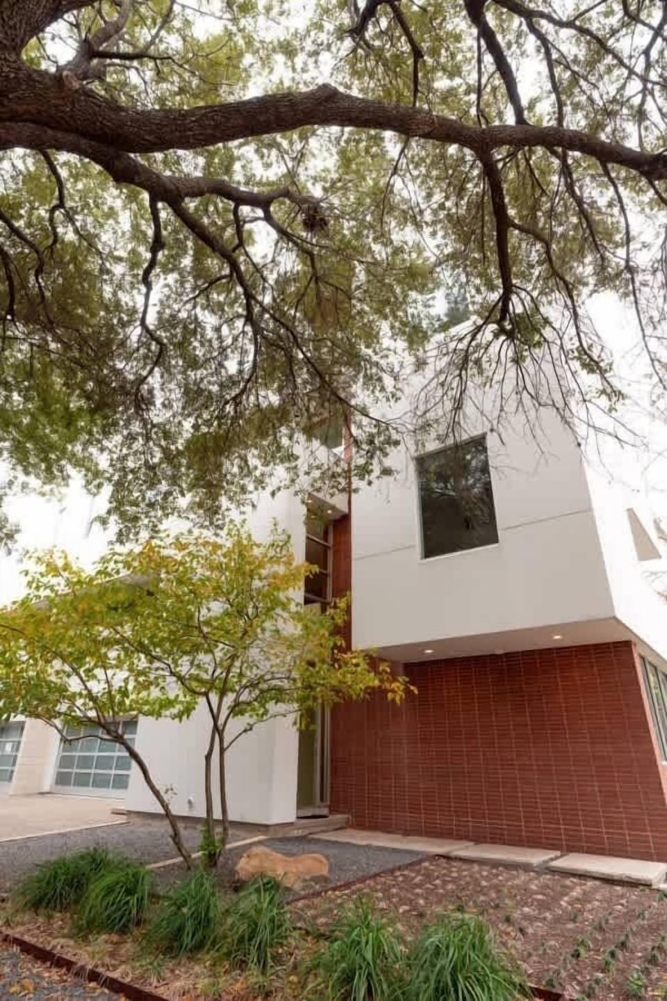 Rice Village Retreat is a modern townhome close to all the Houston has to offer