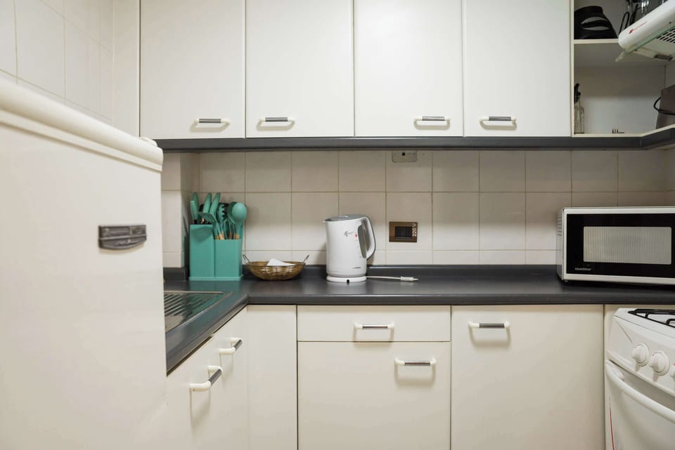 A clean, functional space with all the essentials. You’ll find everything from a kettle for hot drinks to a microwave, ensuring a comfortable and practical experience.
