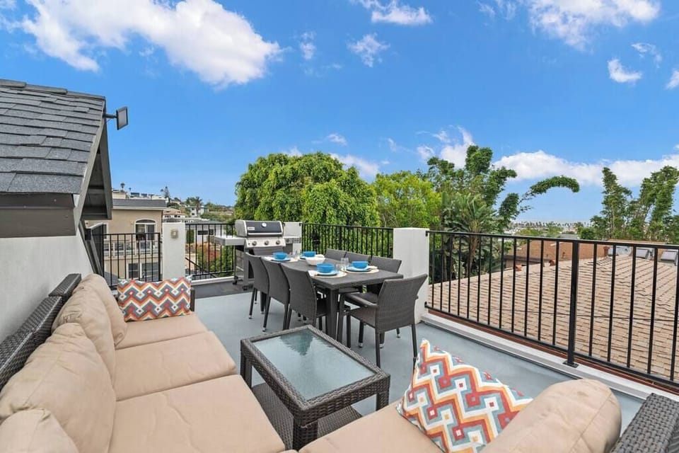 Outdoor patio (Seating, dinner table, BBQ, panoramic view)