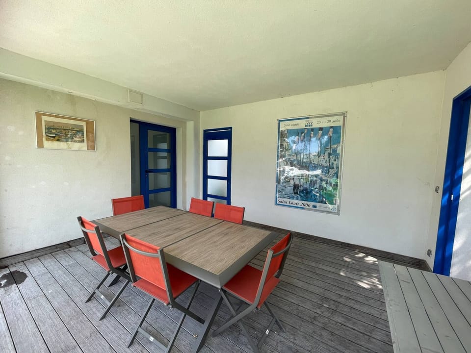 Outside, a covered and sheltered area allows you to eat with confidence