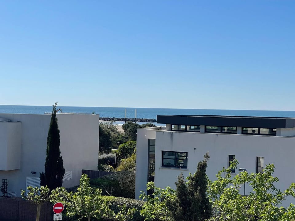 The rooftop offers a superb view of the sea and the pond of Thau