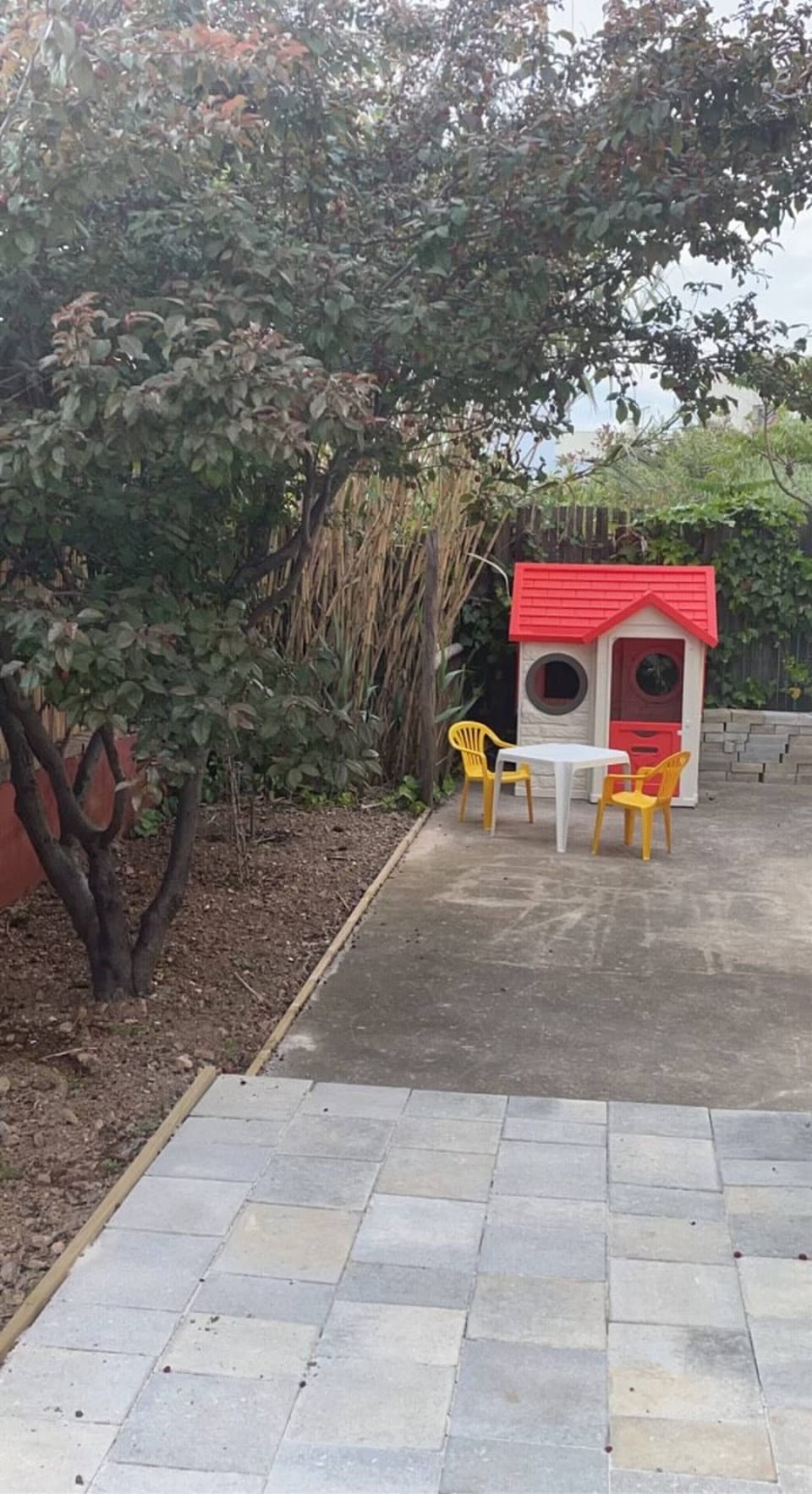 The garden continues on the side of the house, it hosts a small play area for children.