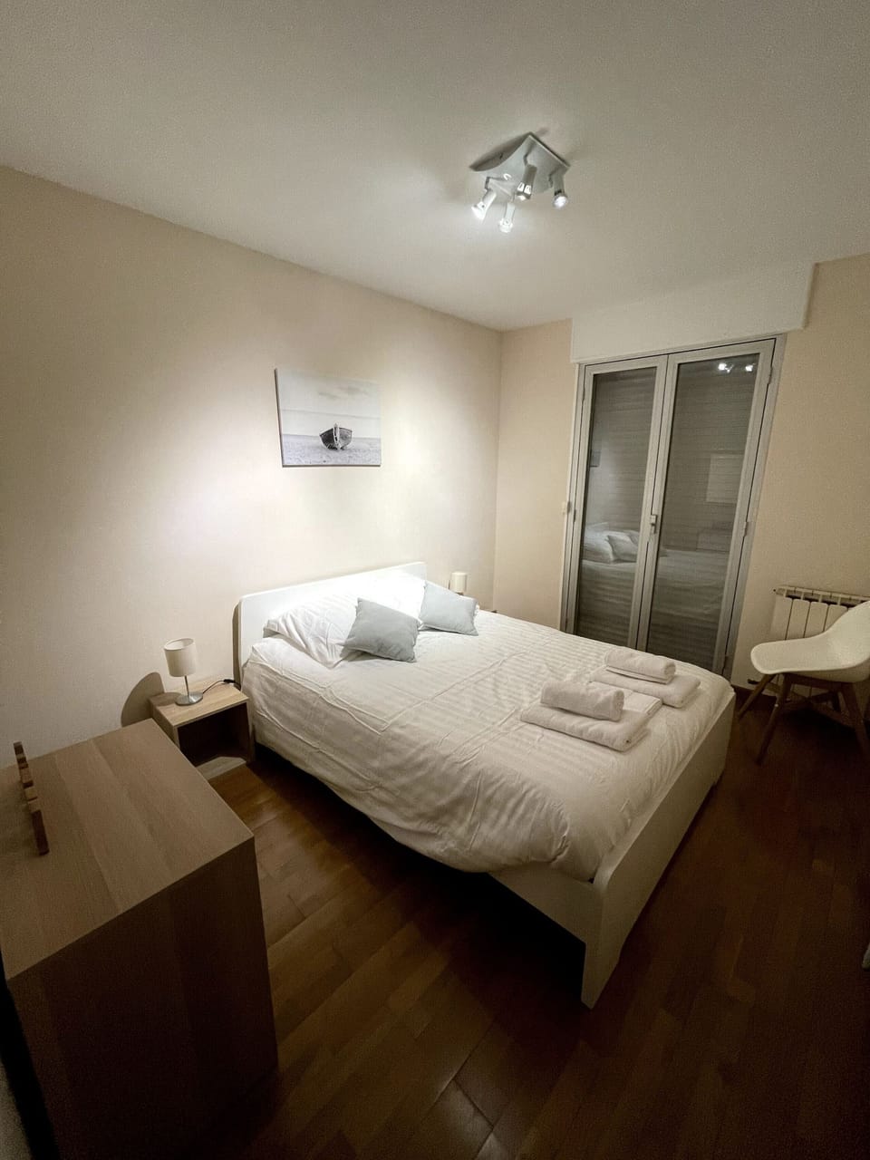 This room with a double bed overlooks a balcony overlooking the pond of Thau
