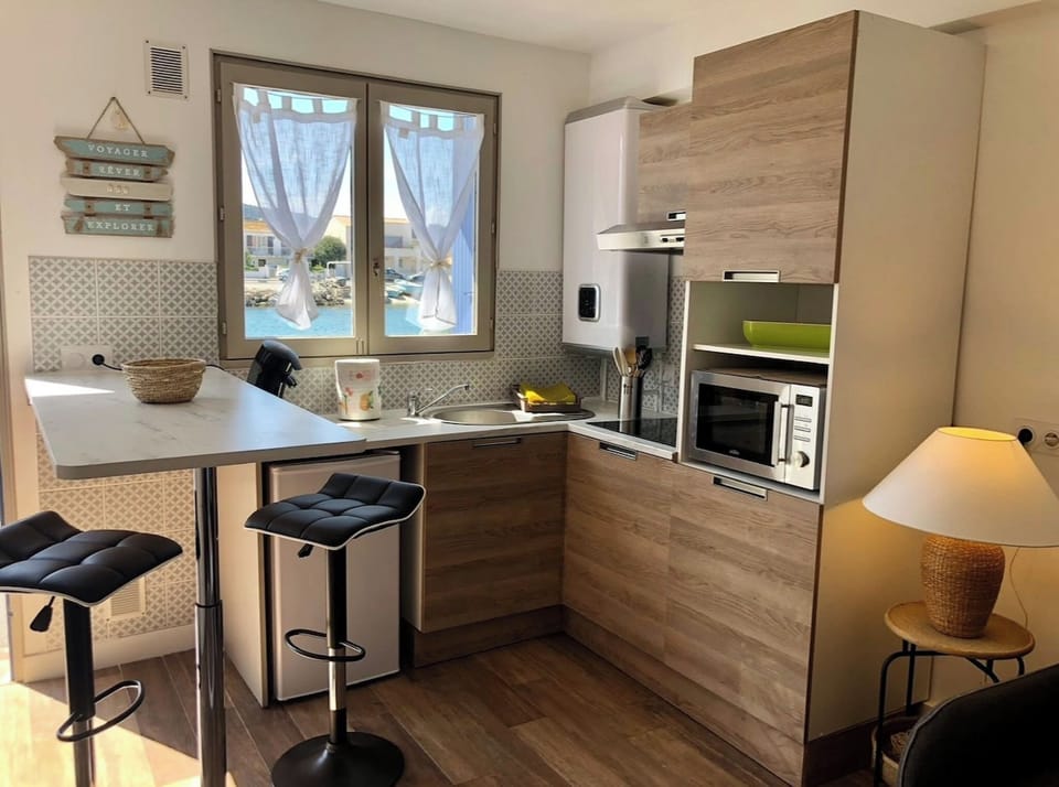 On the ground floor, the unique room, living room-kitchen, cozy nest