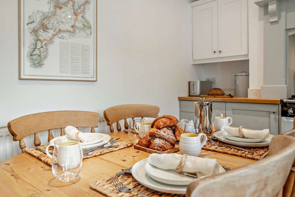 2 Bottom End Kitchen/Dining Room - StayCotswold