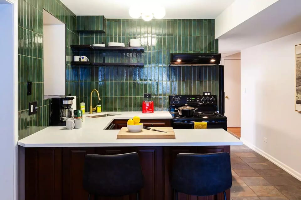 Kitchen equipped with everything you need to make a standard meal 