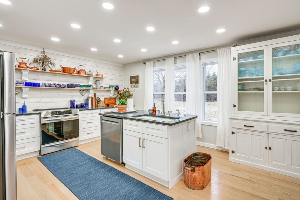 Kitchen | Central A/C & Heat | 10 Mi to Central Michigan Commons