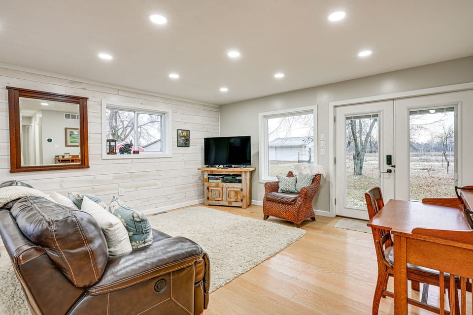 Shepherd Vacation Rental | 2BR | 1.5BA | 1,200 Sq Ft | 3 Steps Required