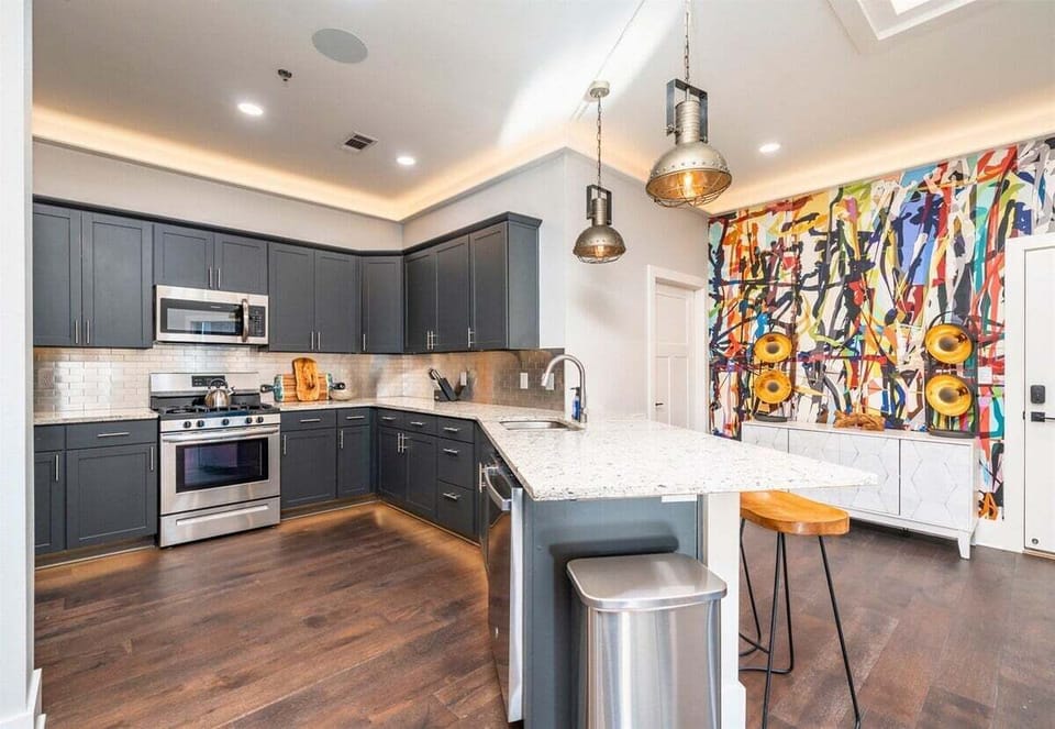 [Kitchen] Take Advantage of the Spacious Counter. Have a Quick Bite to Eat at the End or Use that Space to Cook a Large Meal for You and Your Guests