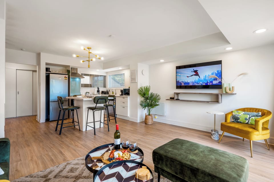 Spacious lounge, open plan living, Smart TV, full kitchen and breakfast island