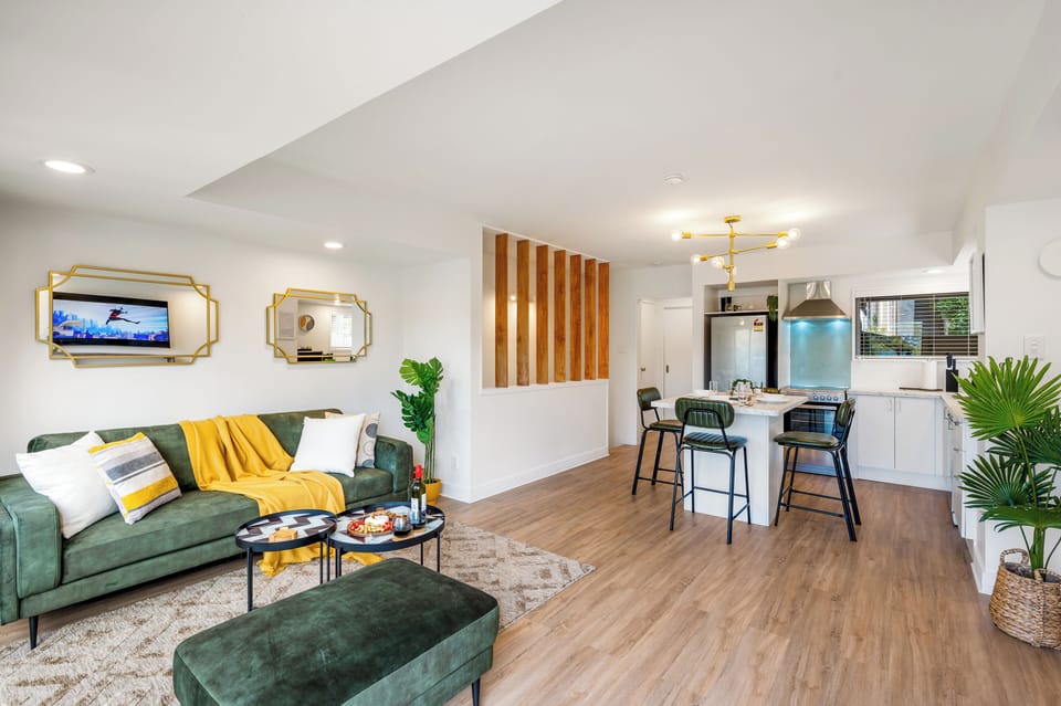 Spacious lounge, fully equipped kitchen and breakfast island