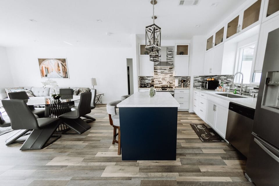 KITCHEN & DINING AREA