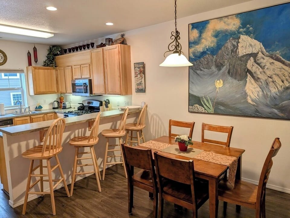 Dining table with seating for 5 and 4 stools at the breakfast bar