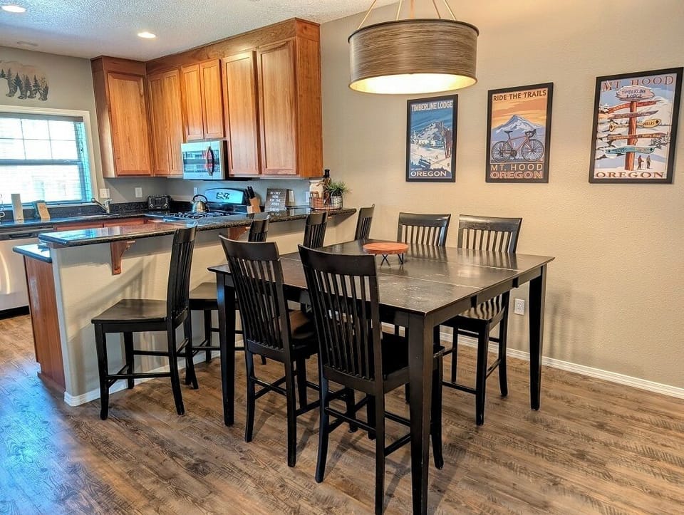 Dining table and breakfast bar with seating for up to 8.