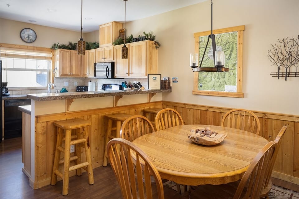 Dining Room Seating with a Breakfast Bar