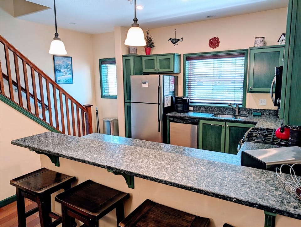 Breakfast bar and additional seating for 4.