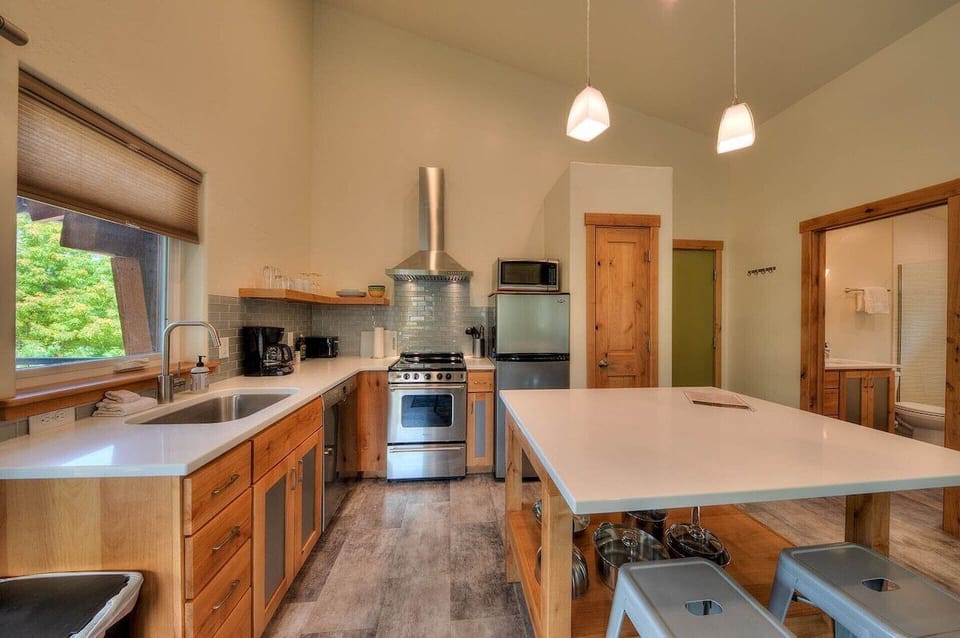 Beautiful kitchen with quartz counters and nice appliances