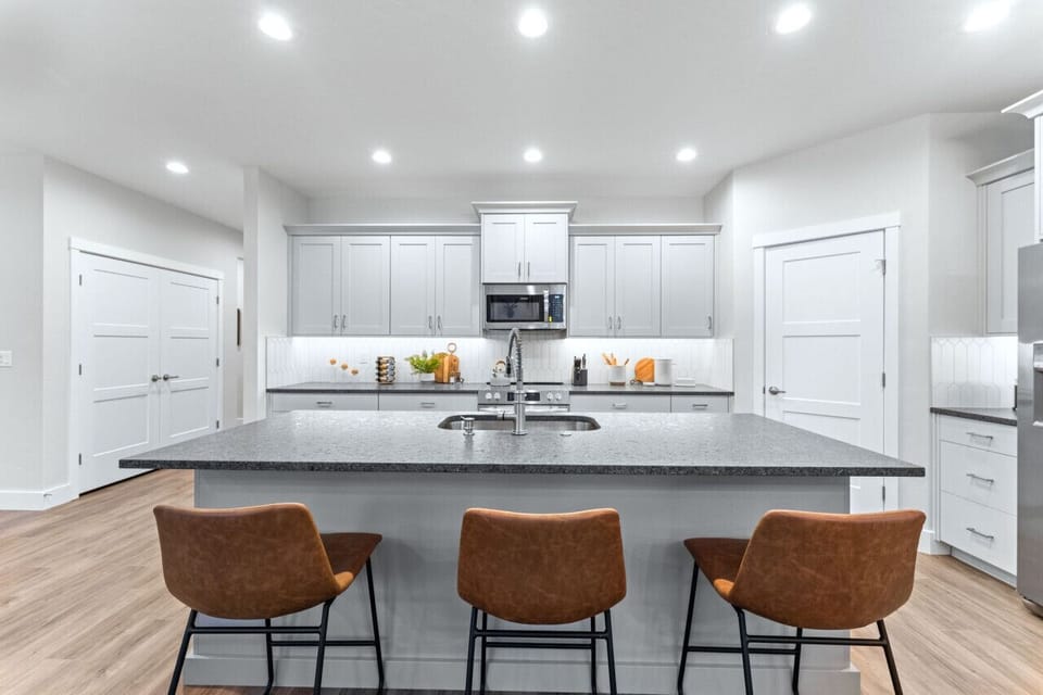 Kitchen Island w/ Barstool Seating