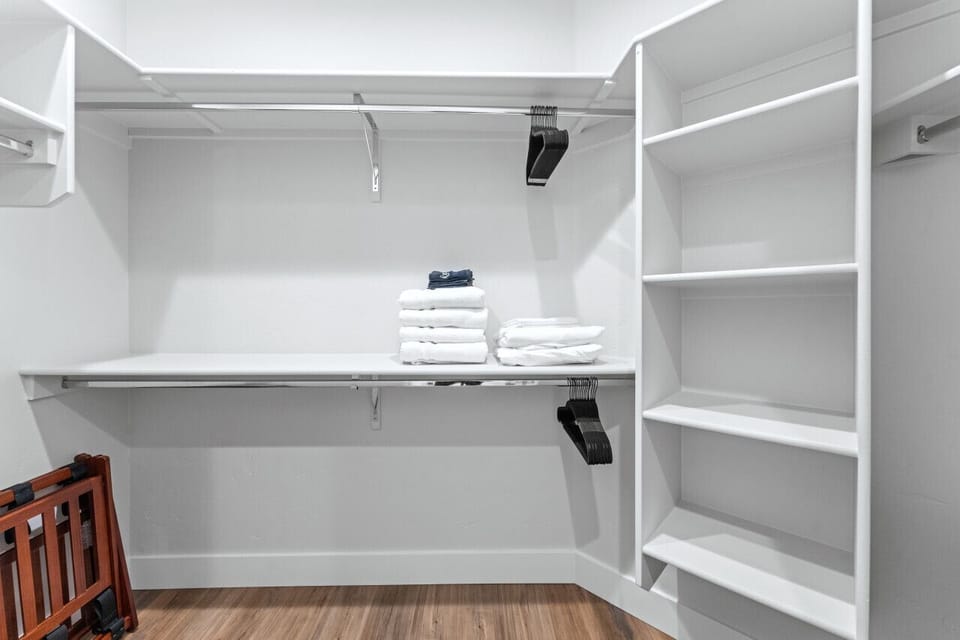 En Suite Bathroom w/ Soaker Tub, Walk-In Shower, & Walk-In Closet