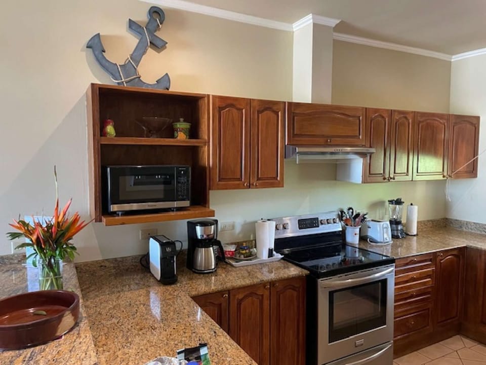 full kitchen with Britt coffee espresso maker