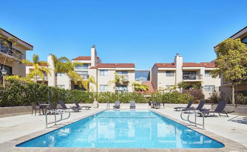 Welcome to California Paradise. There's not just one, but THREE pools in this community.