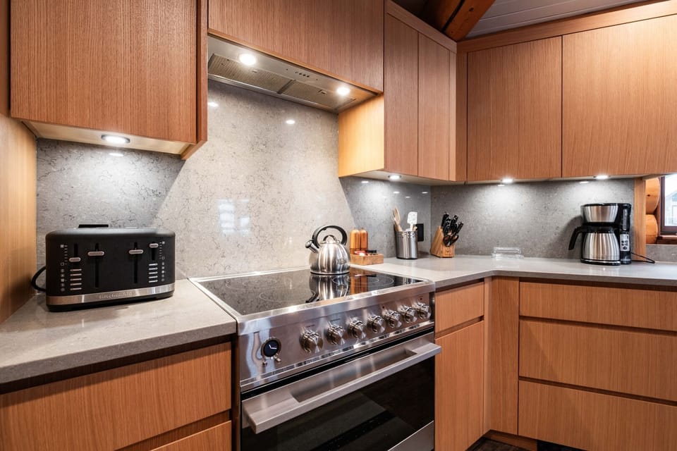 Full kitchen: Stainless steel appliances