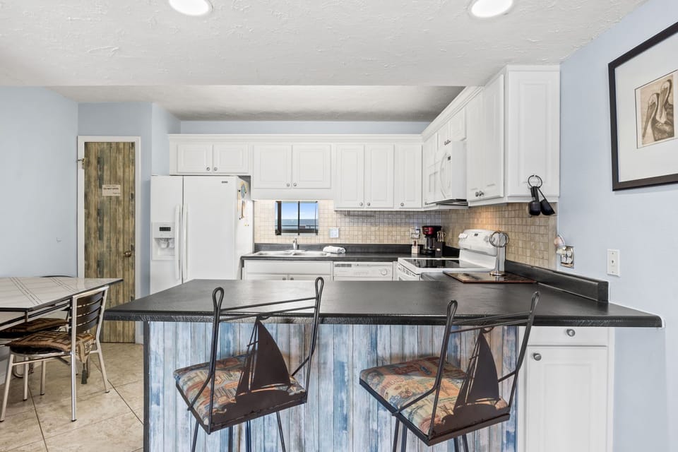 Kitchen - Breakfast Bar - Fully Equipped