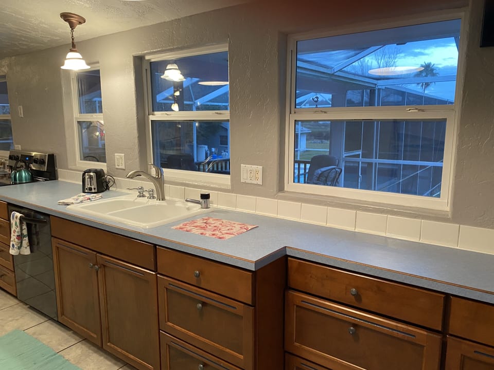 Fully equipped, lots of counter space, cabinets, overlooking the pool