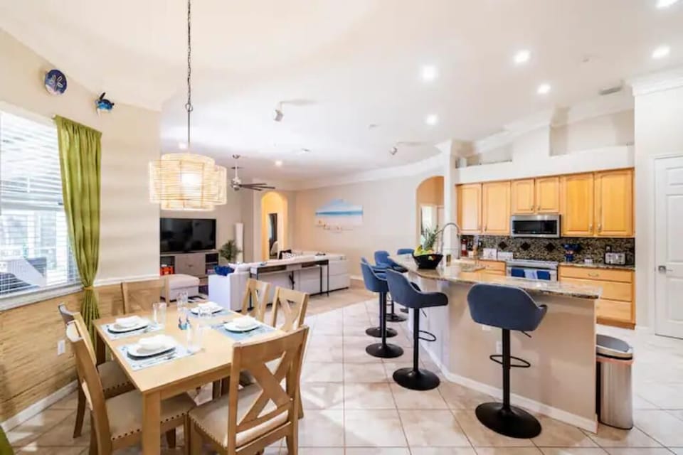 Breakfast table and extra large island with highchair to share great memories