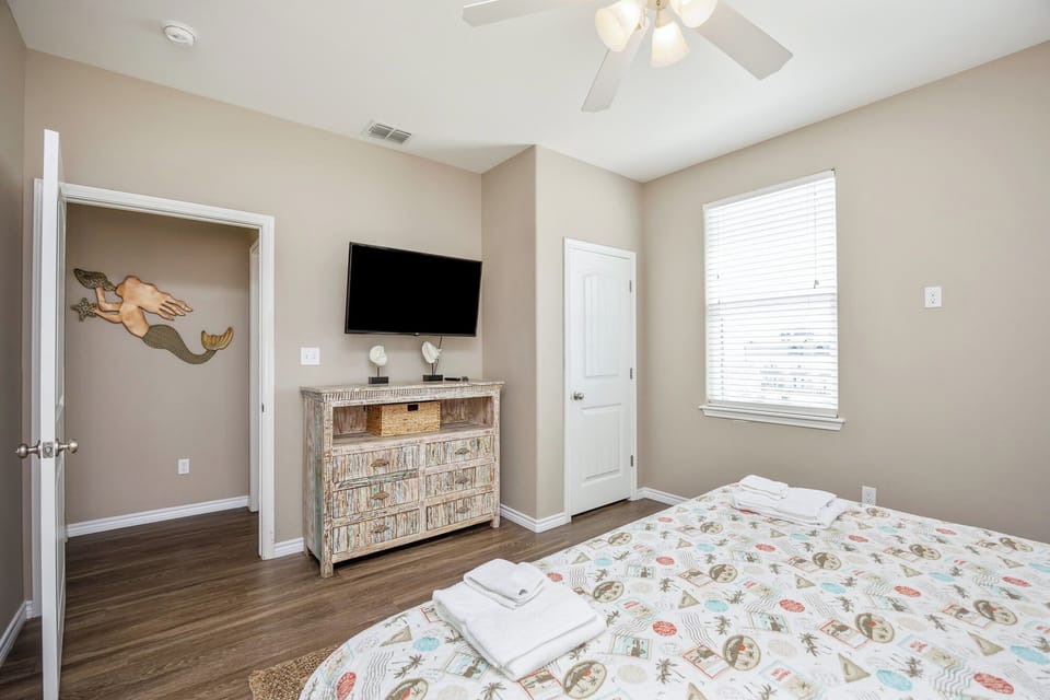 Fifth bedroom on the third floor with king size bed and flat screen TV