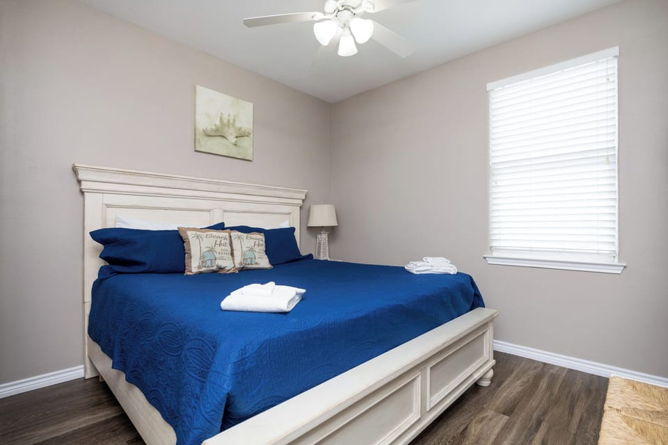 Fourth bedroom on the third floor with king size bed and flat screen TV