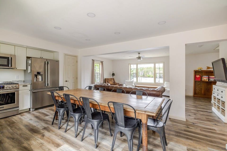 Main floor living room, dining room, kitchen