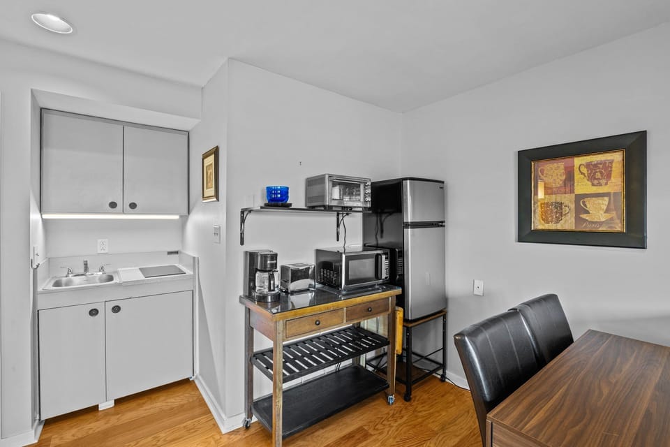 Kitchenette features 2-burner cooktop and sink.