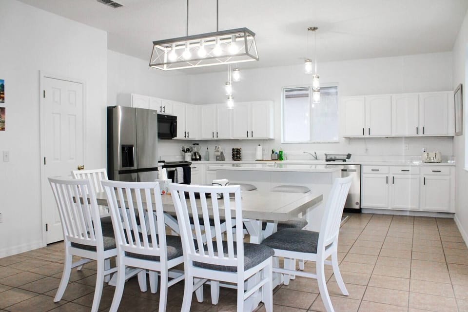 Table for 8 - plus 2 bar stools for the island
