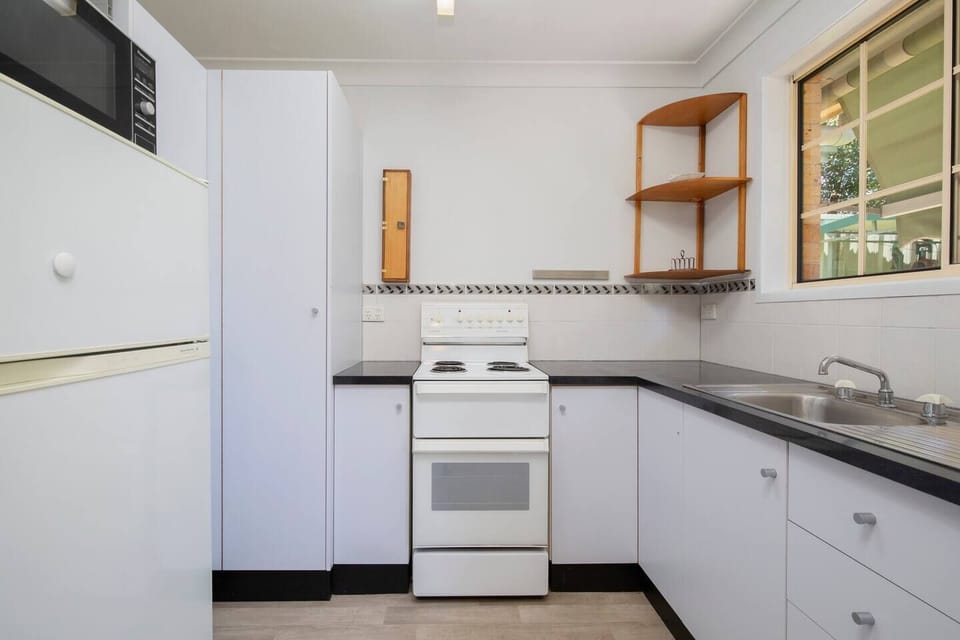 Make use of the compact kitchen or discover plenty of coffee shops and eateries close by.
