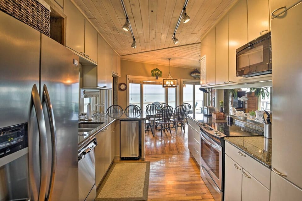 Kitchen | Toaster | Drip Coffee Maker | Blender | Ice Maker | Dining Area