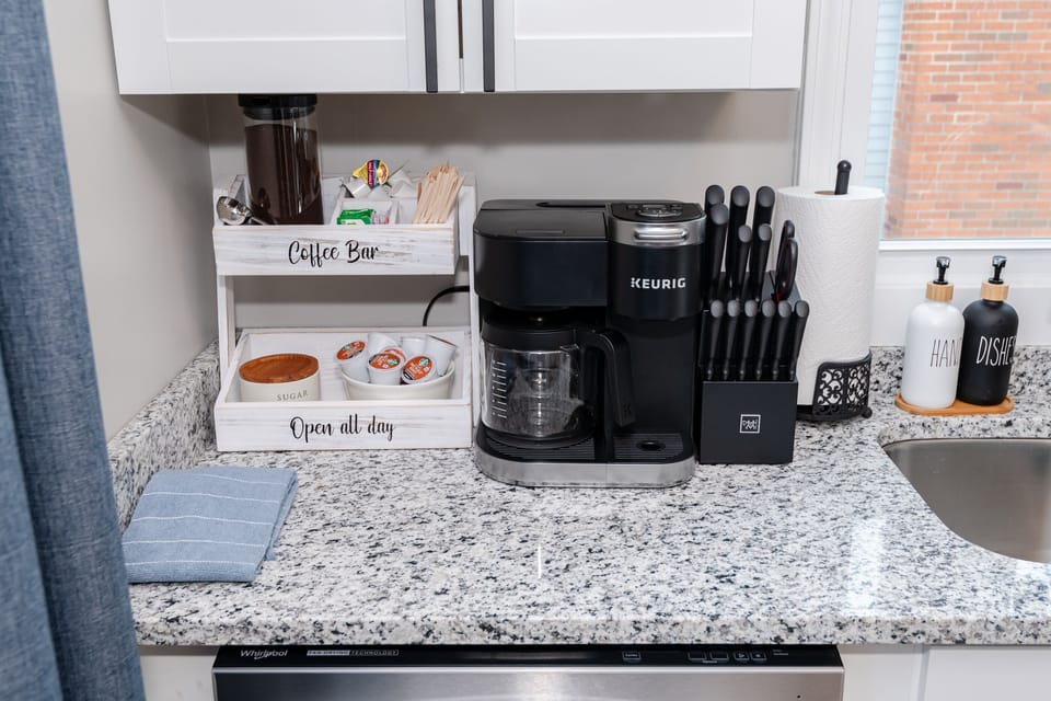 Start your day right with a cup of coffee from our Keurig pod or drip coffee maker – all in our fully equipped kitchen ☕️🍳