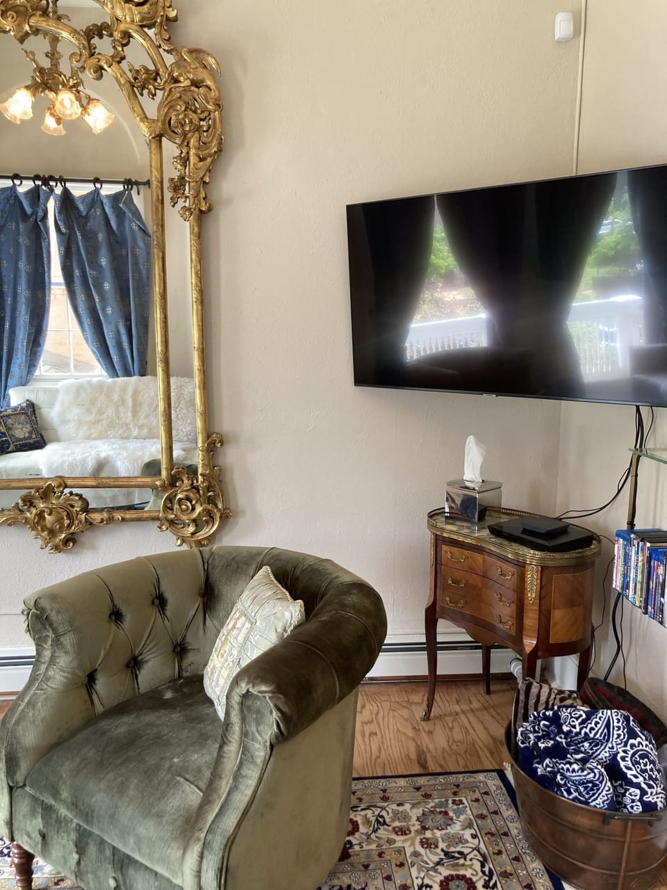 Living room 60in Flat Screen Smart TV +FREE cable TV, Movie channels/ on-demand!