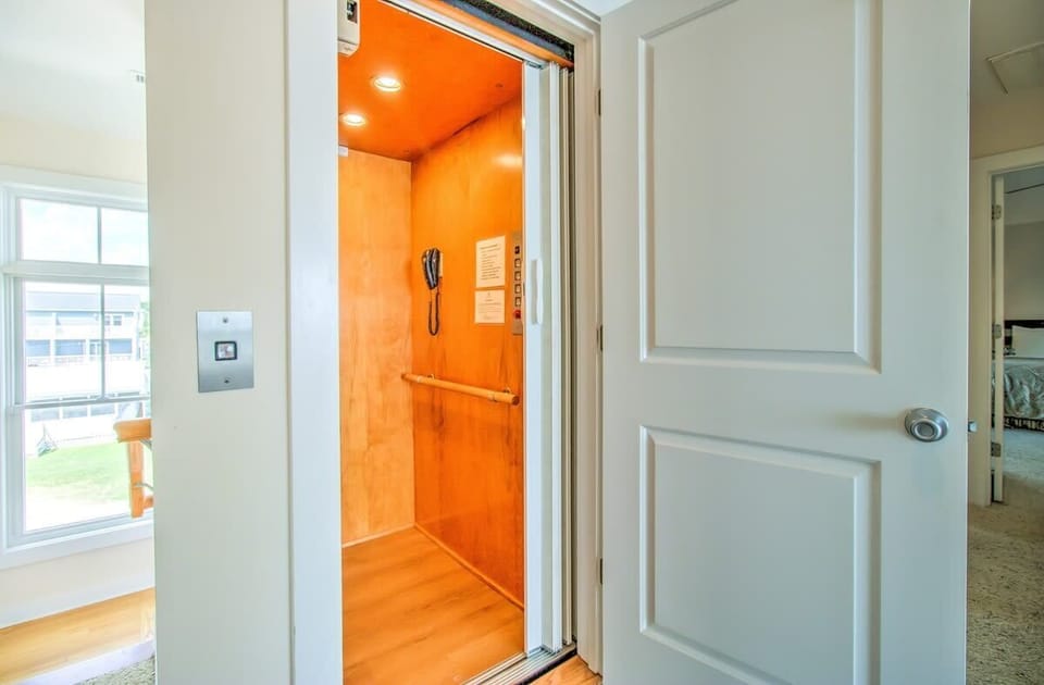 Elevator travels to all floors