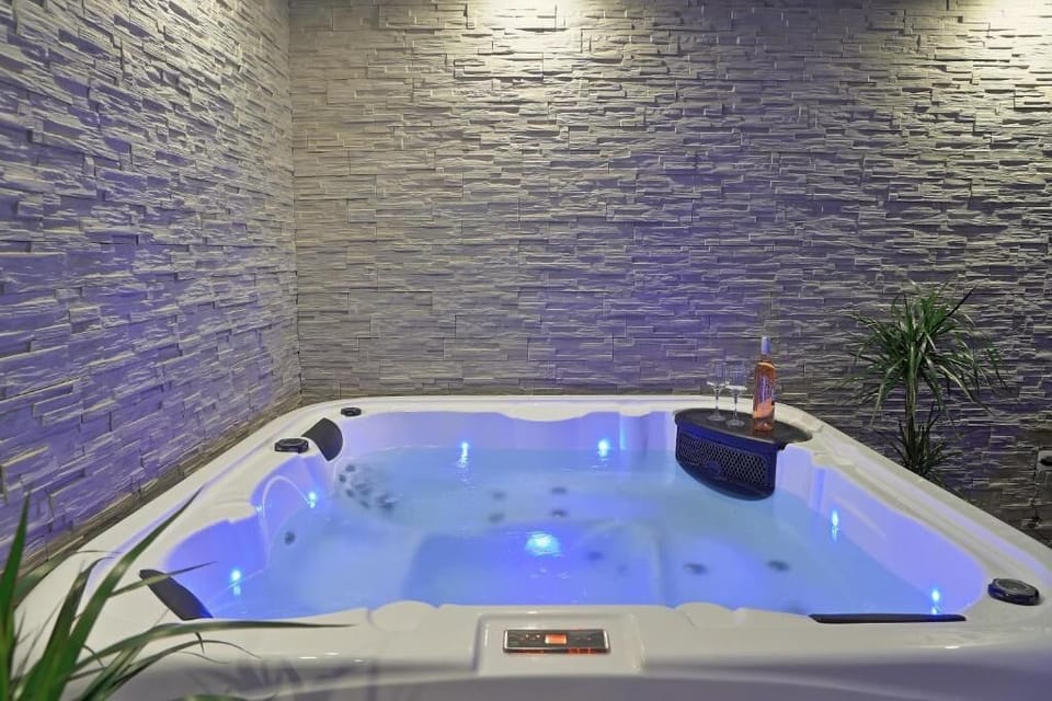 Indoor spa tub
