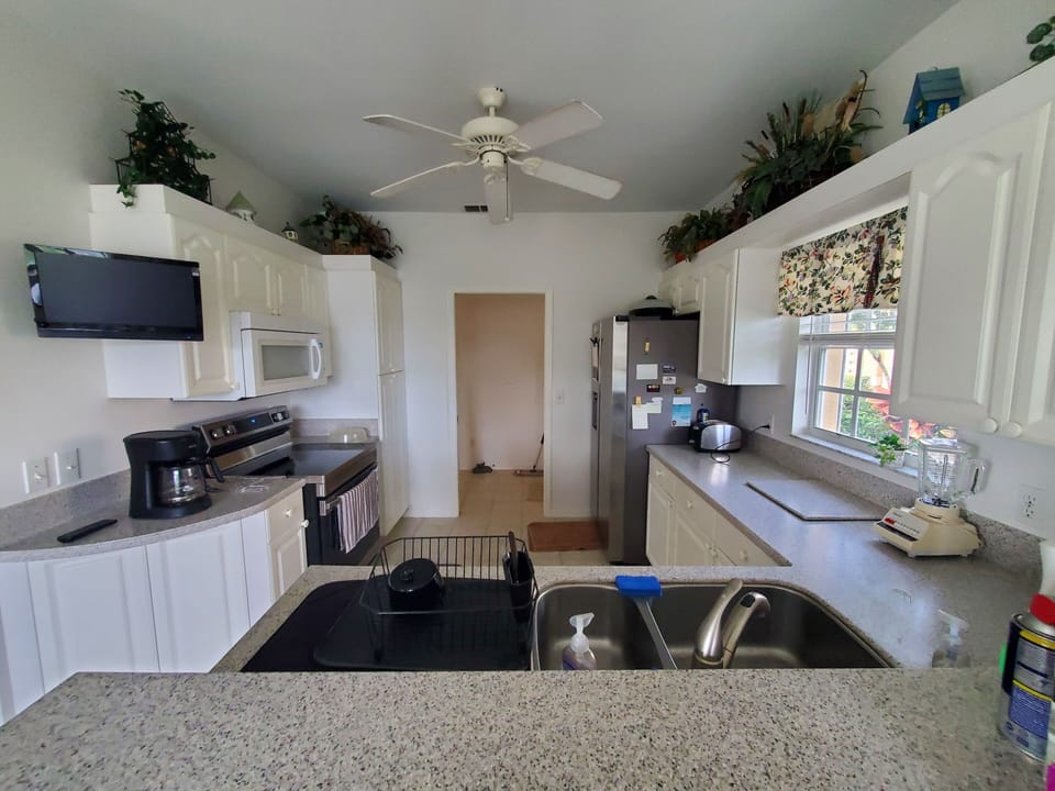 Recently painted with new Stove/Oven & Refrigerator in 2022