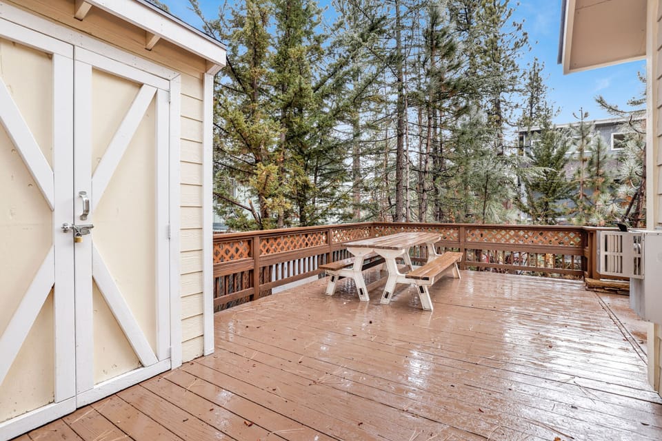 Private outdoor area with a BBQ surrounded by tall pines, perfect for relaxing under the trees after a day of adventure—enjoy peaceful forest views, fresh air, and a truly rejuvenating stay.