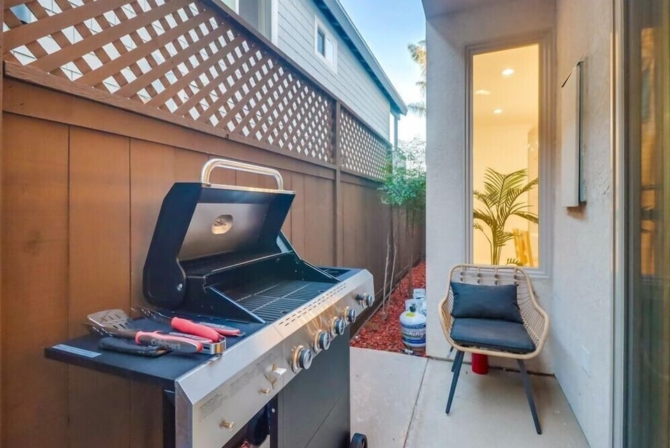 Take advantage of the outdoor BBQ grill and enjoy easy, open air cooking for laid back afternoons and relaxed evening dinners.