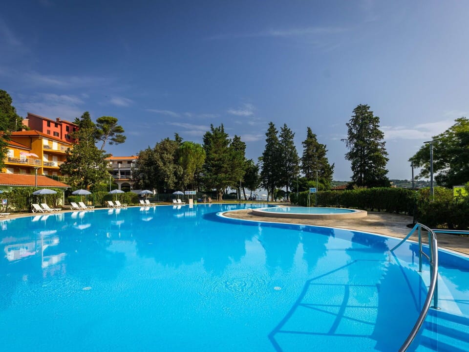 Water, Sky, Plant, Cloud, Swimming Pool, Azure, Tree, Building, Leisure, Aqua