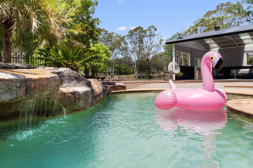 The mineral pool operates automatically and is heated during summer.