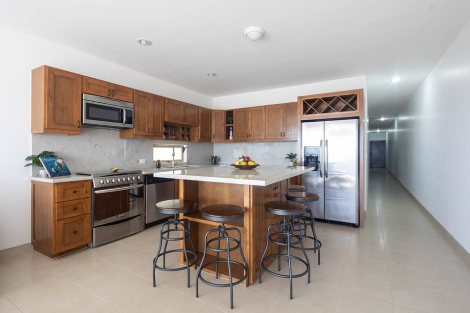 Kitchen w/ Large Island