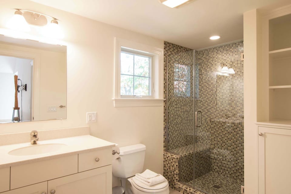 2nd Floor en suite full Bathroom w/ Shower