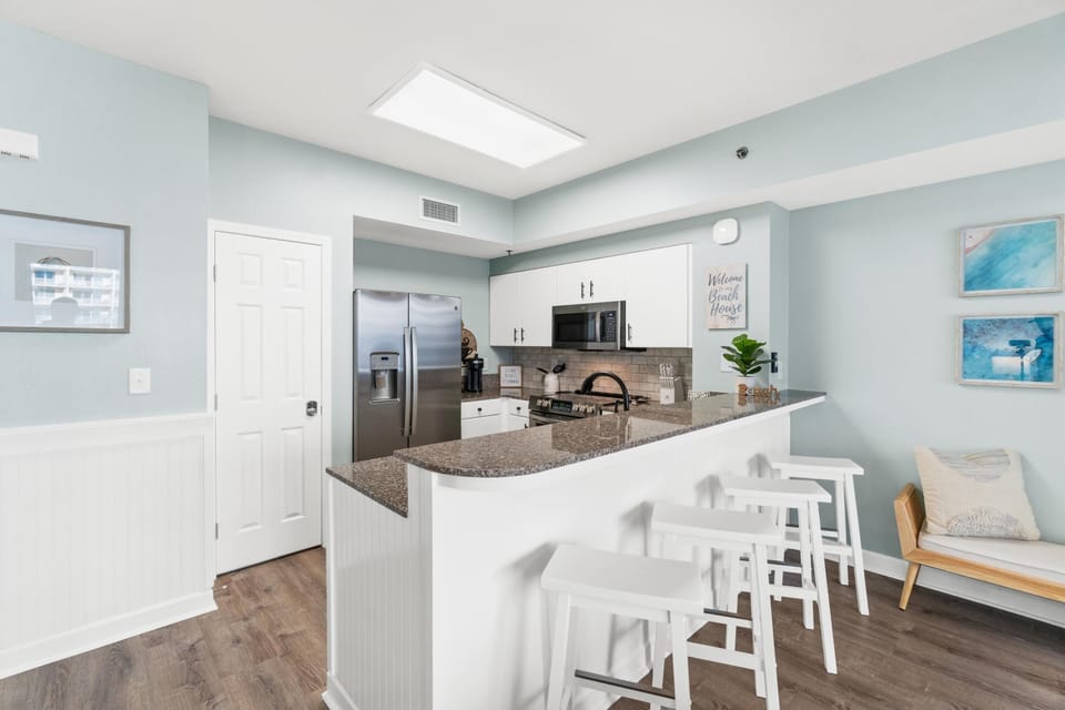 Kitchen with Breakfast Bar