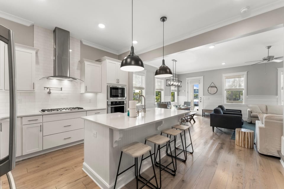 Kitchen with Breakfast Bar