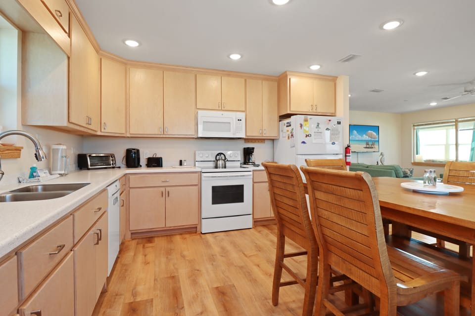 Kitchen with Dining Table